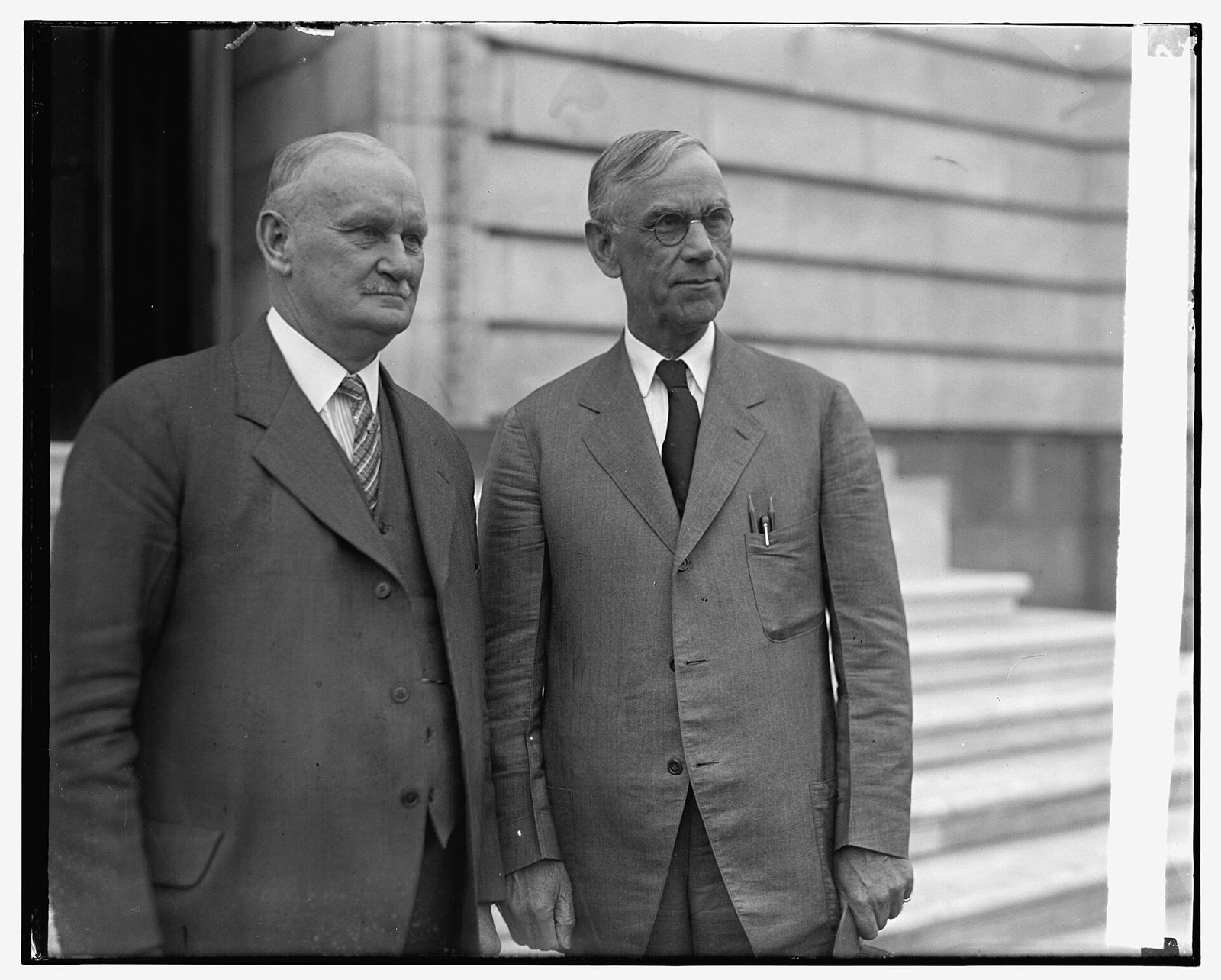 Willis Hawley e Reed Smoot, i due promotori della legge, nell'aprile 1929.